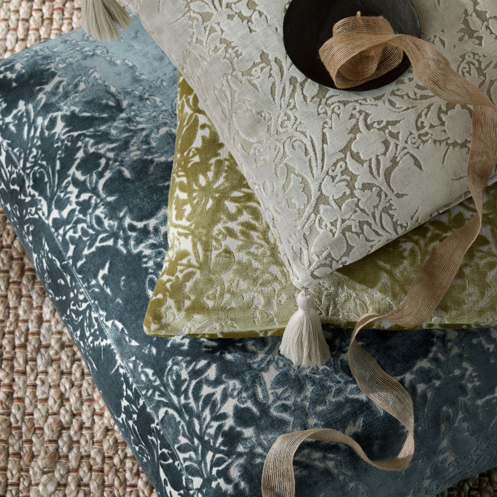 Текстиль William Morris By Ashley Wilde Flora & Foliage Vol 1 COMPTON SILHOUETTE VELVET CLOUD