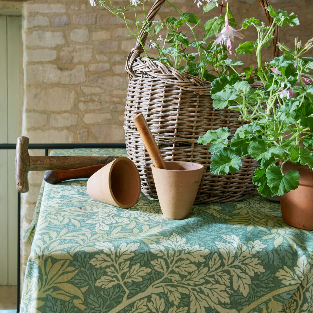 Текстиль William Morris By Ashley Wilde Flora & Foliage Vol 1 FOLIAGE APPLE