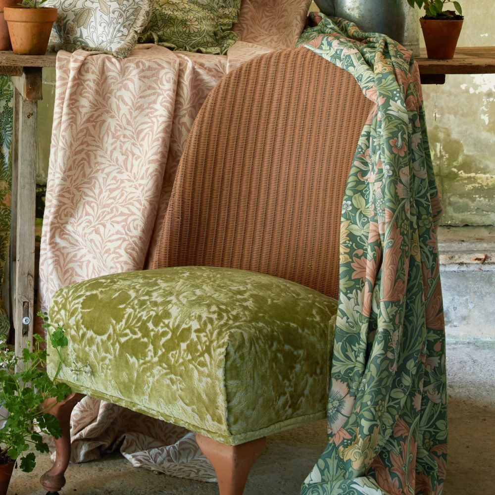 Текстиль William Morris By Ashley Wilde Flora & Foliage Vol 1 COMPTON SILHOUETTE VELVET APPLE