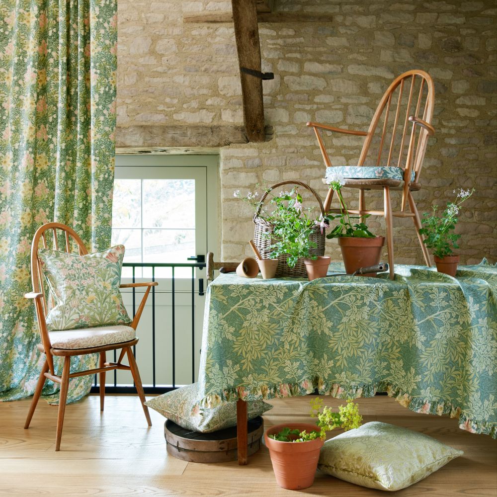 Текстиль William Morris By Ashley Wilde Flora & Foliage Vol 1 COMPTON VELVET APPLE