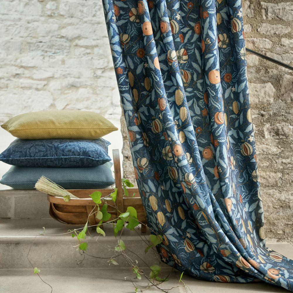 Текстиль William Morris At Home The Forager Vol 1 FRUIT VELVET MIDNIGHT