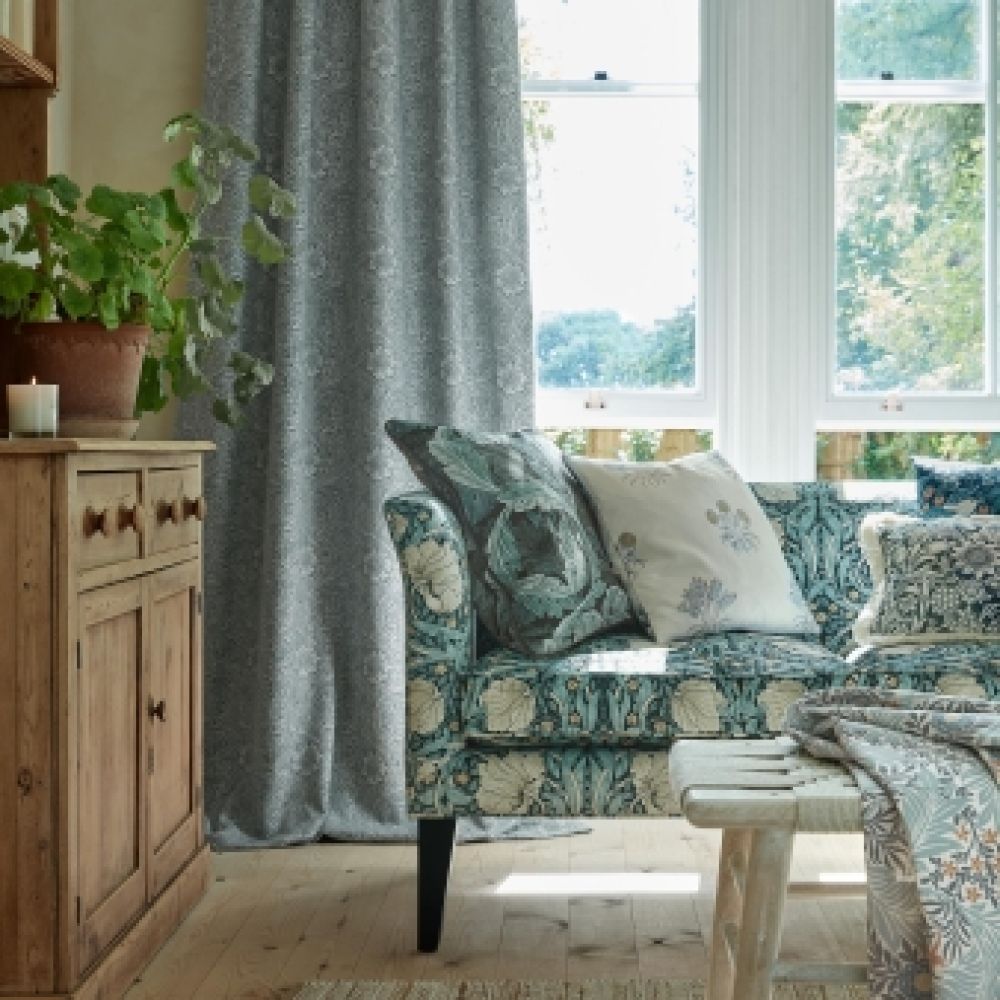 Каталог тканей Ashley Wilde William Morris At Home Kelmscott Gardens Volume 1